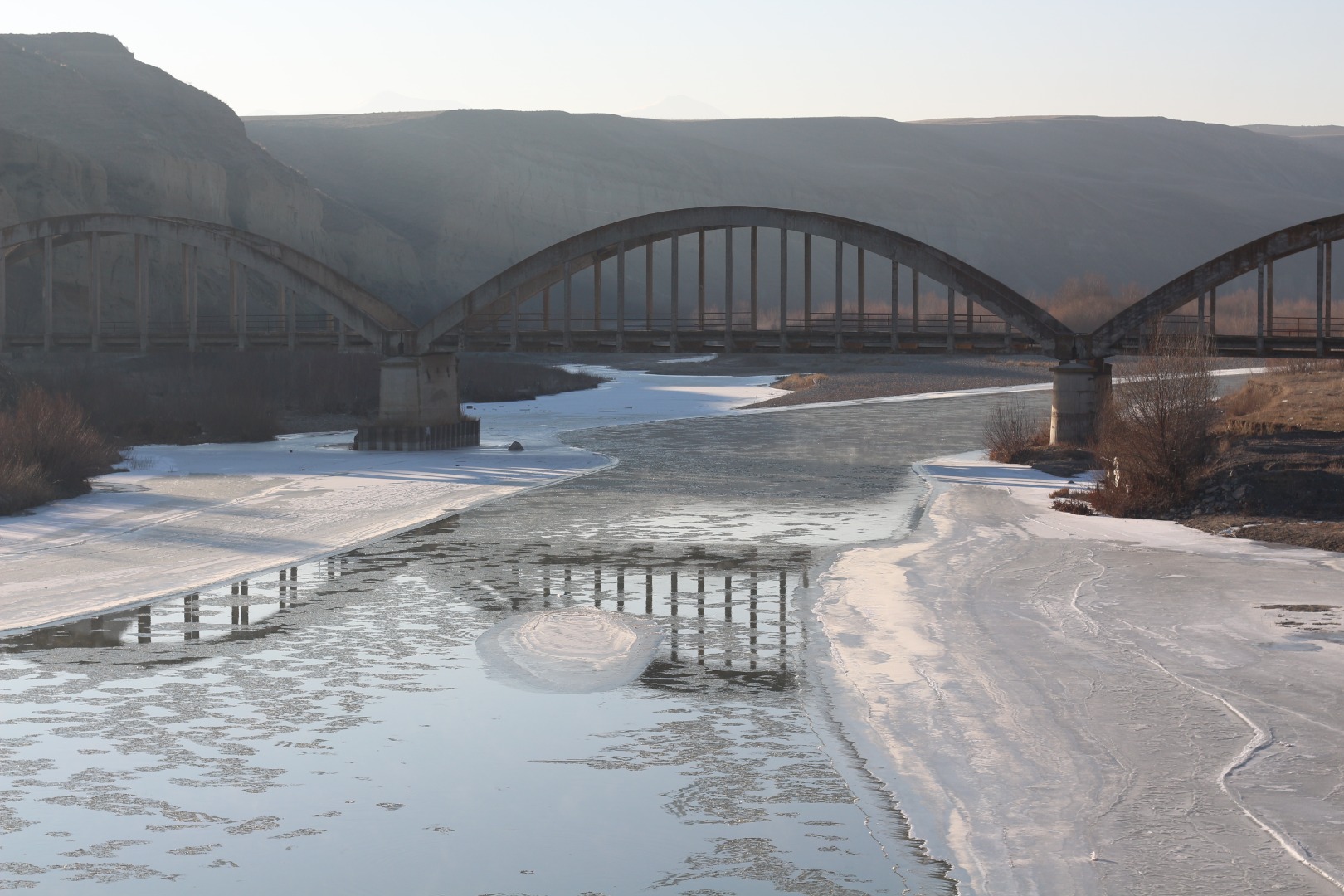 Aras Nehri'nin büyük bölümü buz tuttu 2