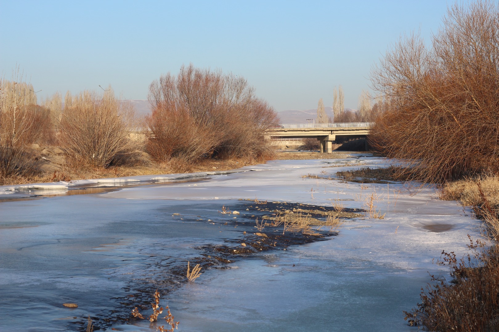 Aras Nehri'nin büyük bölümü buz tuttu 1
