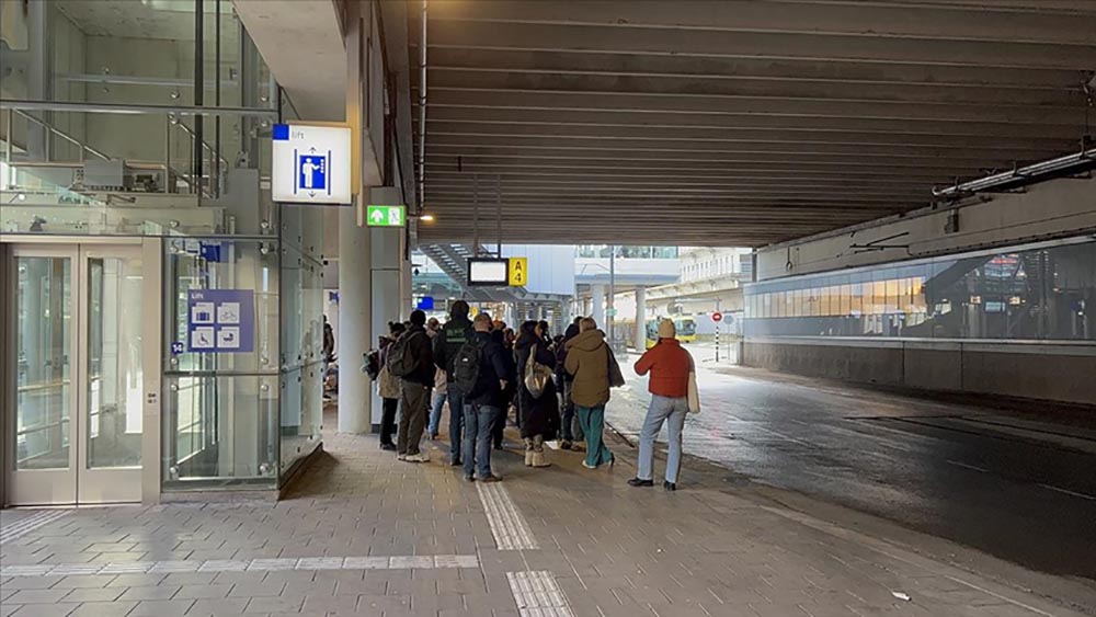 Hollanda'da toplu taşıma çalışanları greve gitti 1