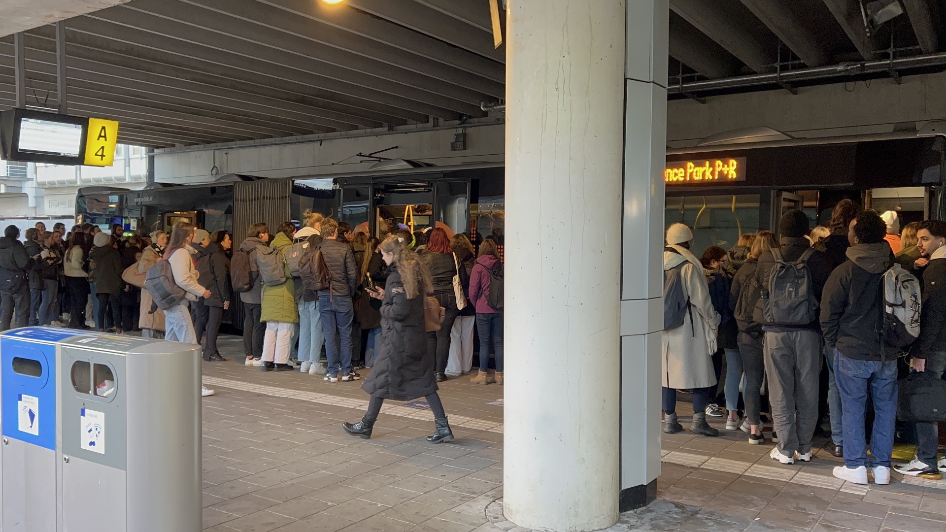 Hollanda'da toplu taşıma çalışanları greve gitti 4