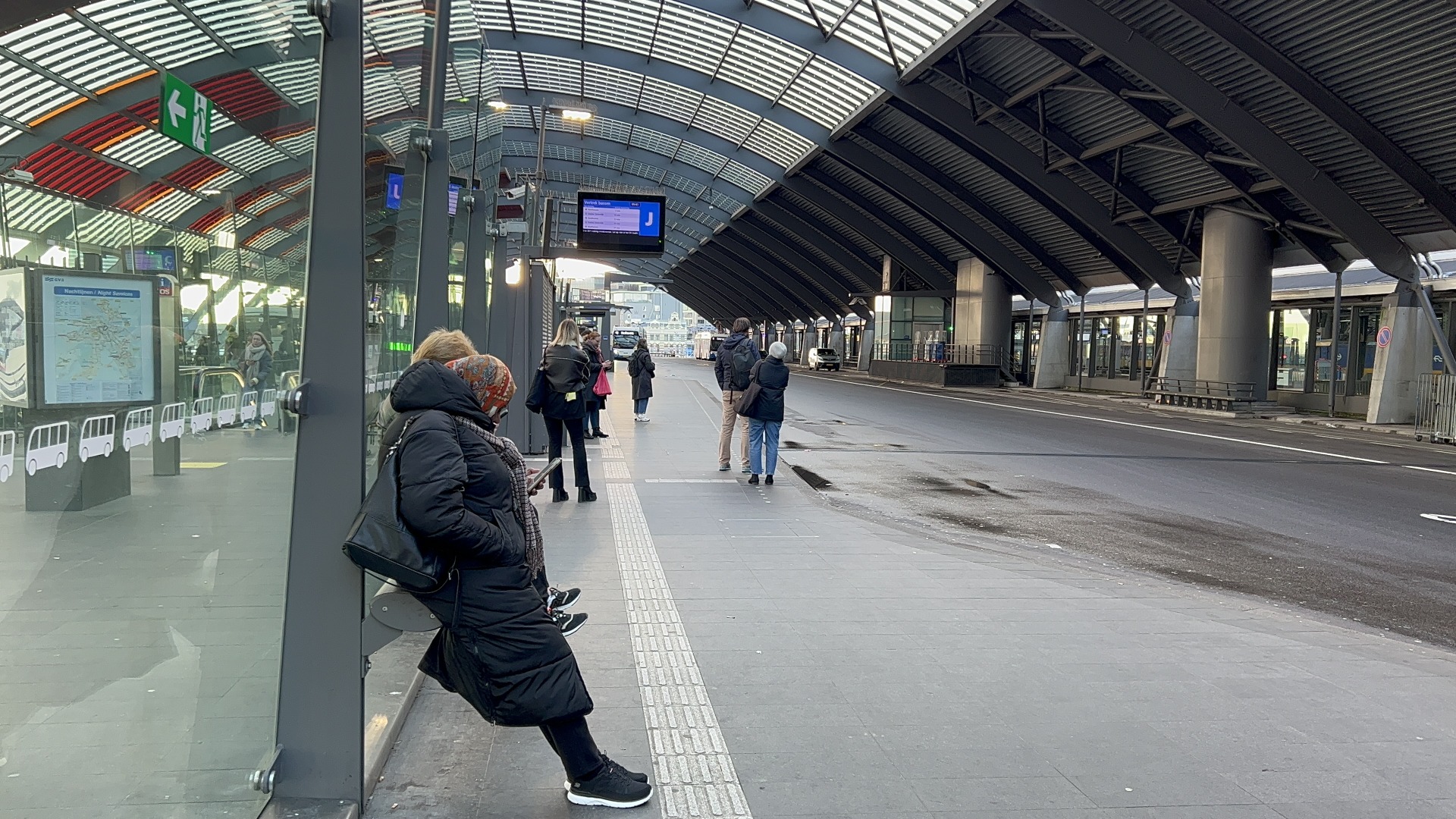 Hollanda'da toplu taşıma çalışanları greve gitti 12
