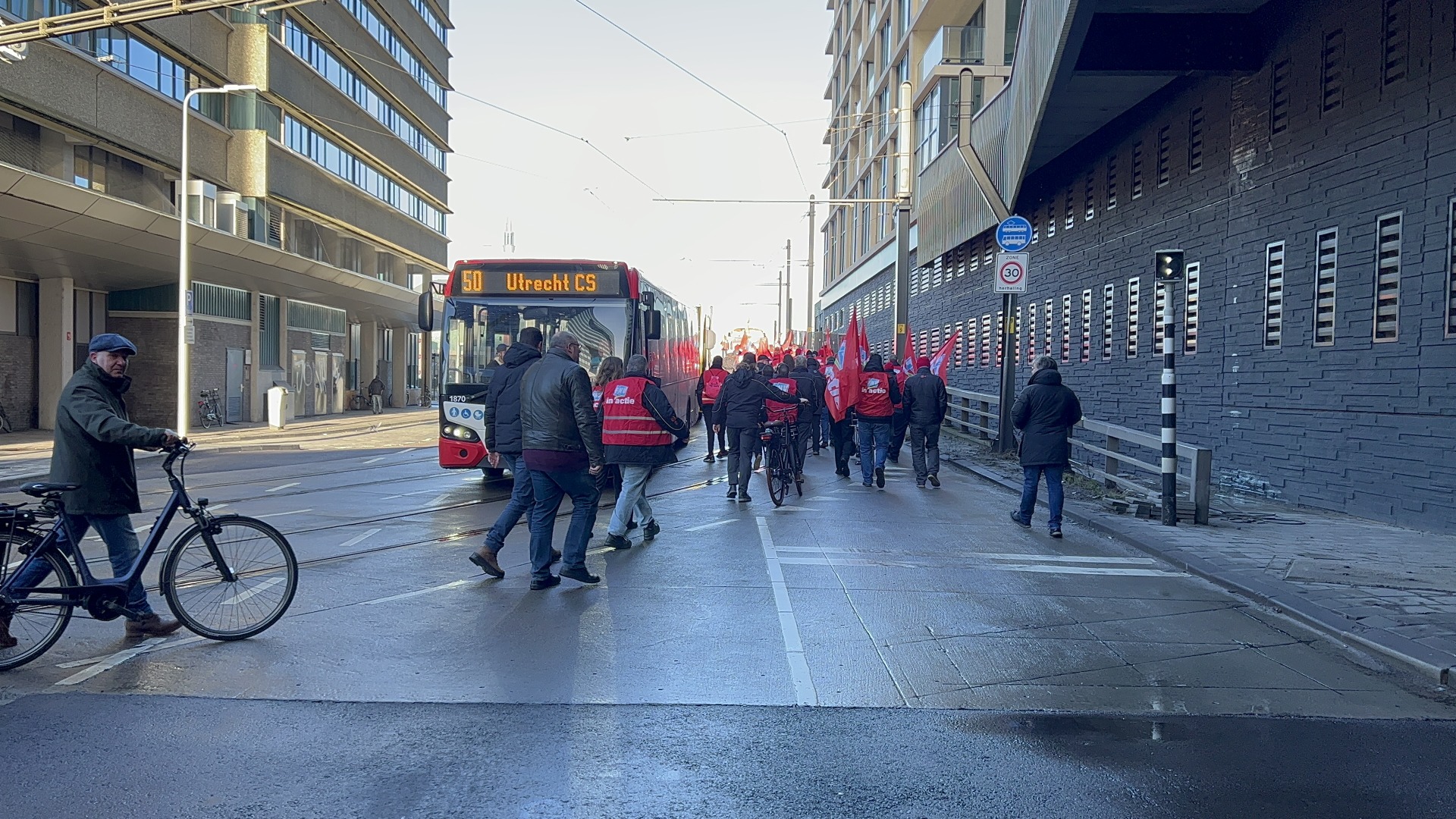 Hollanda'da toplu taşıma çalışanları greve gitti 15