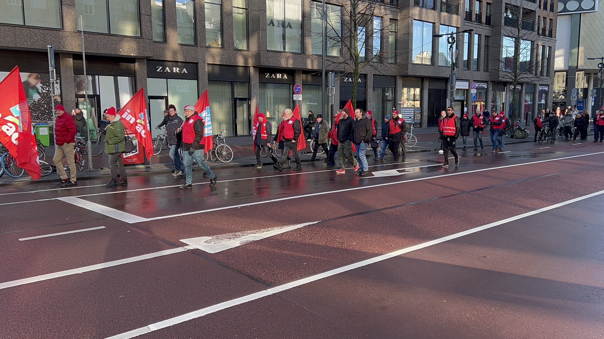 Hollanda'da toplu taşıma çalışanları greve gitti 18