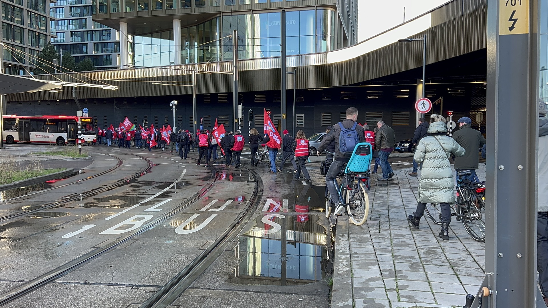 Hollanda'da toplu taşıma çalışanları greve gitti 16