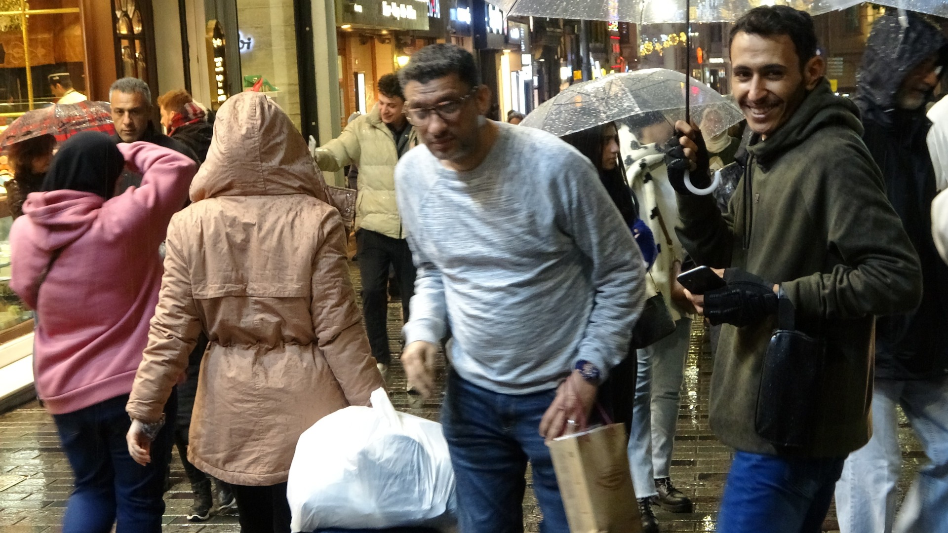 Taksim’e akşam saatlerinde yağmur sürprizi 5