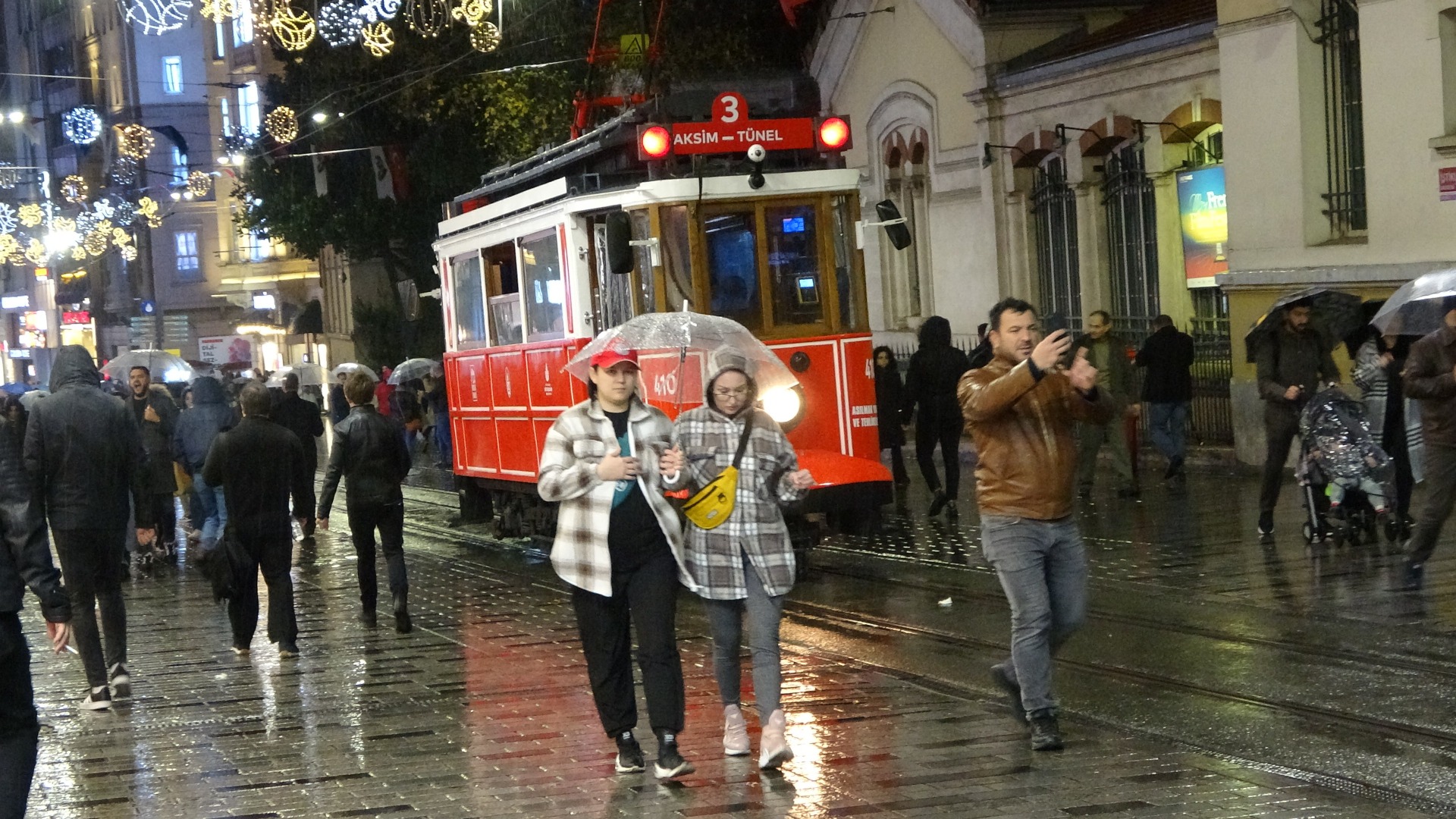 Taksim’e akşam saatlerinde yağmur sürprizi 4