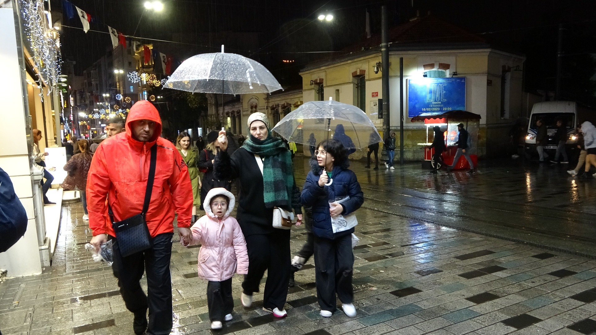 Taksim’e akşam saatlerinde yağmur sürprizi 1