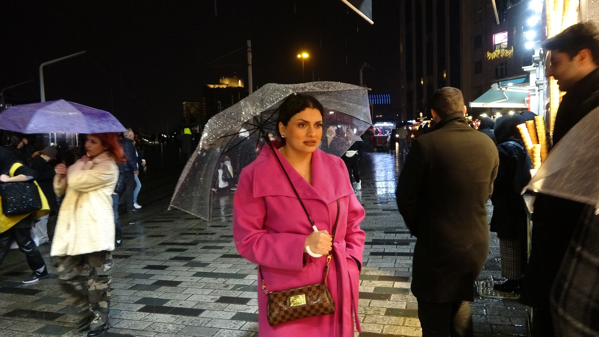 Taksim’e akşam saatlerinde yağmur sürprizi 2
