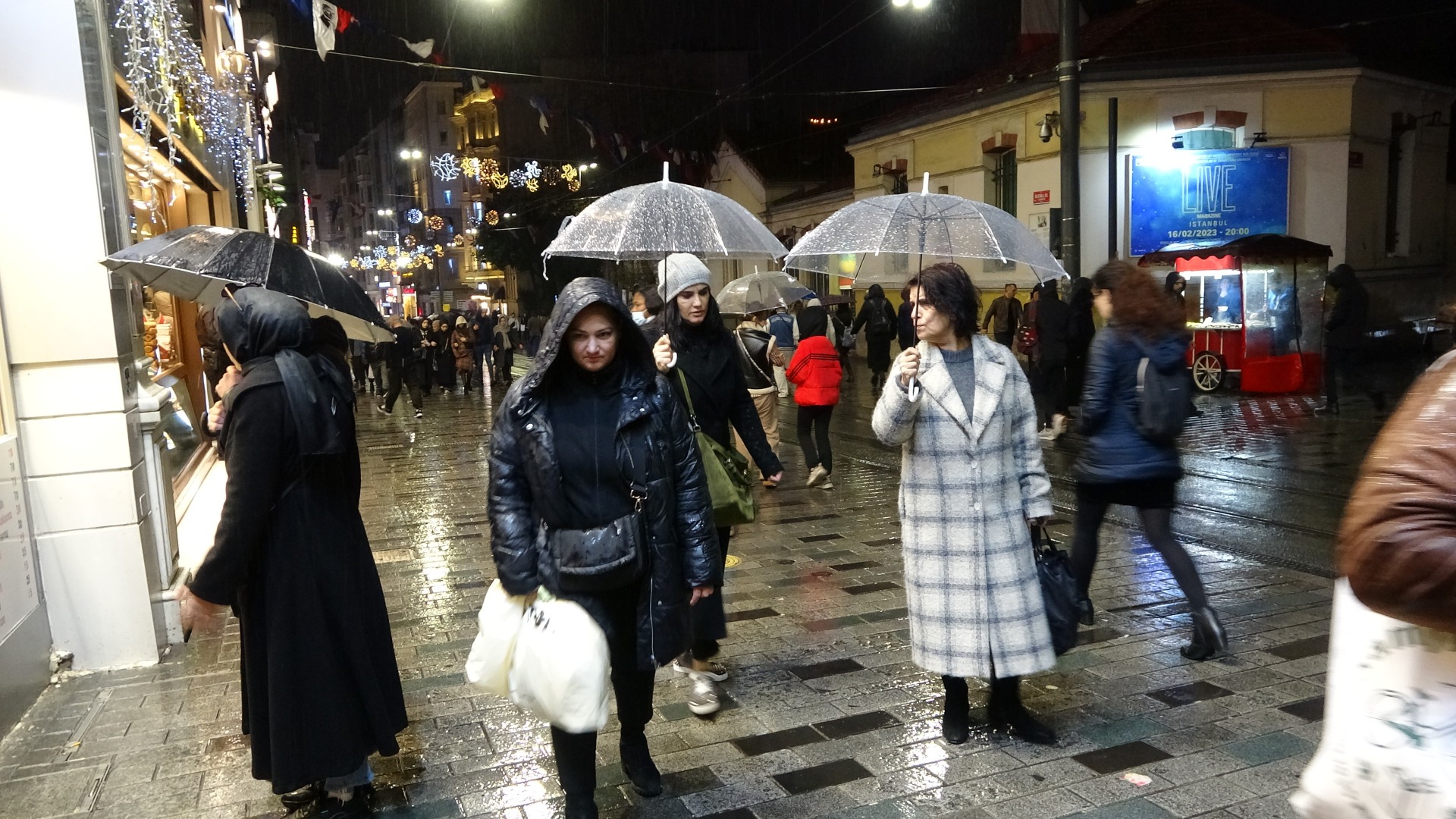 Taksim’e akşam saatlerinde yağmur sürprizi 3