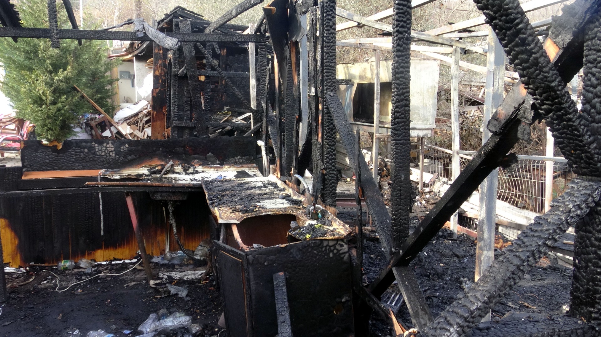 Küçükçekmece Gölü Sahili’nde restoran alev alev yandı 12