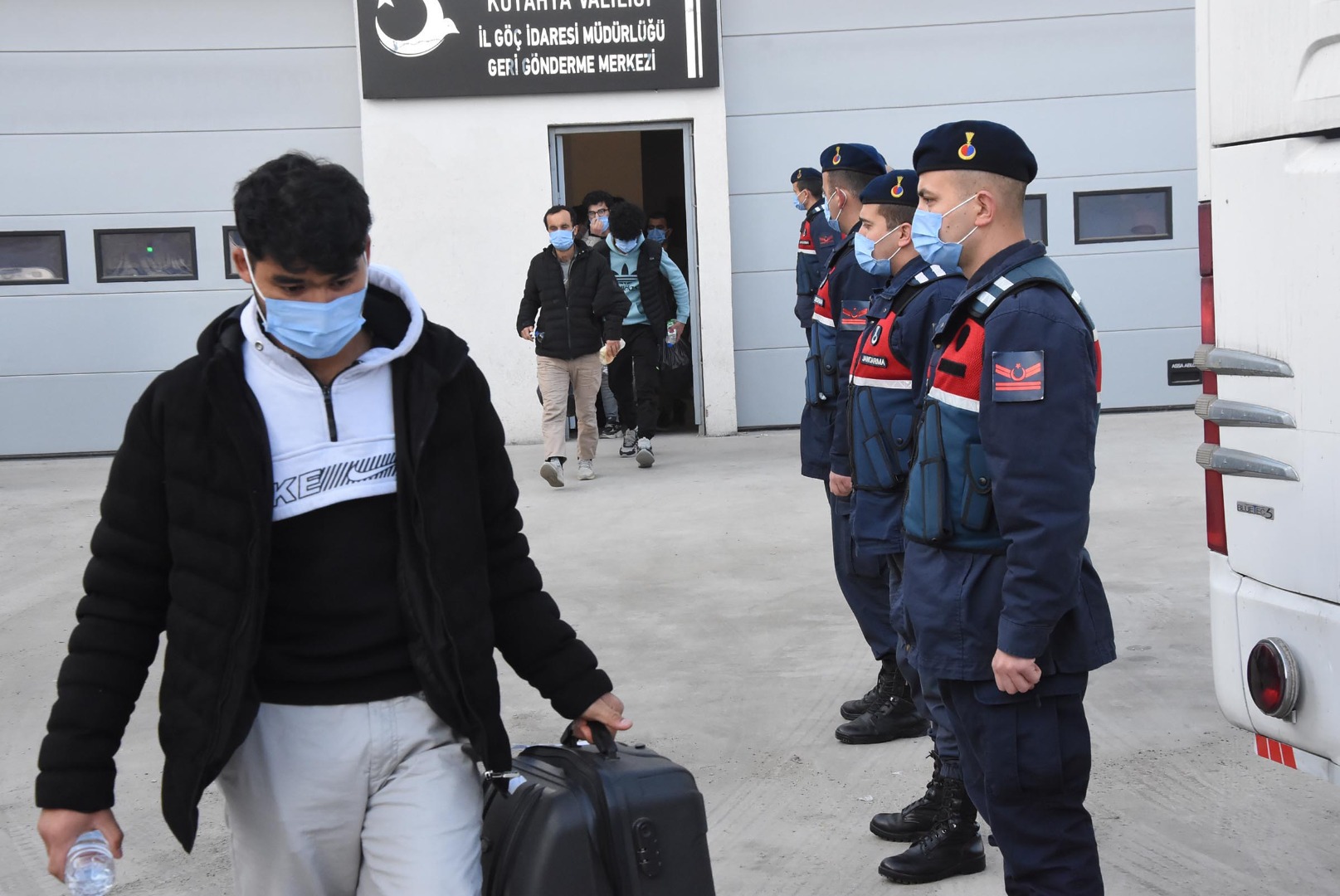 138 kaçak göçmen sınır dışı edildi 8
