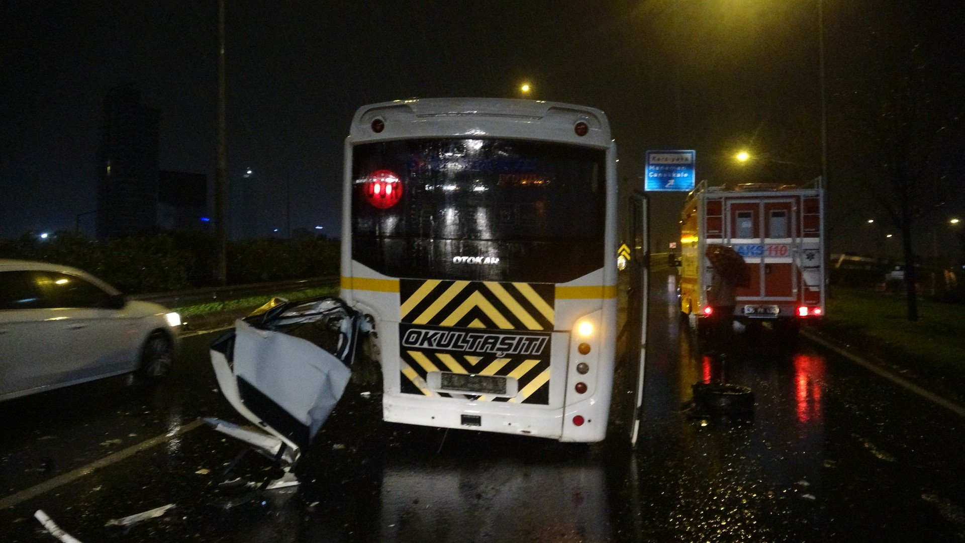 İzmir’i sağanak vurdu! Polis aracı çöken yolun içine düştü 8