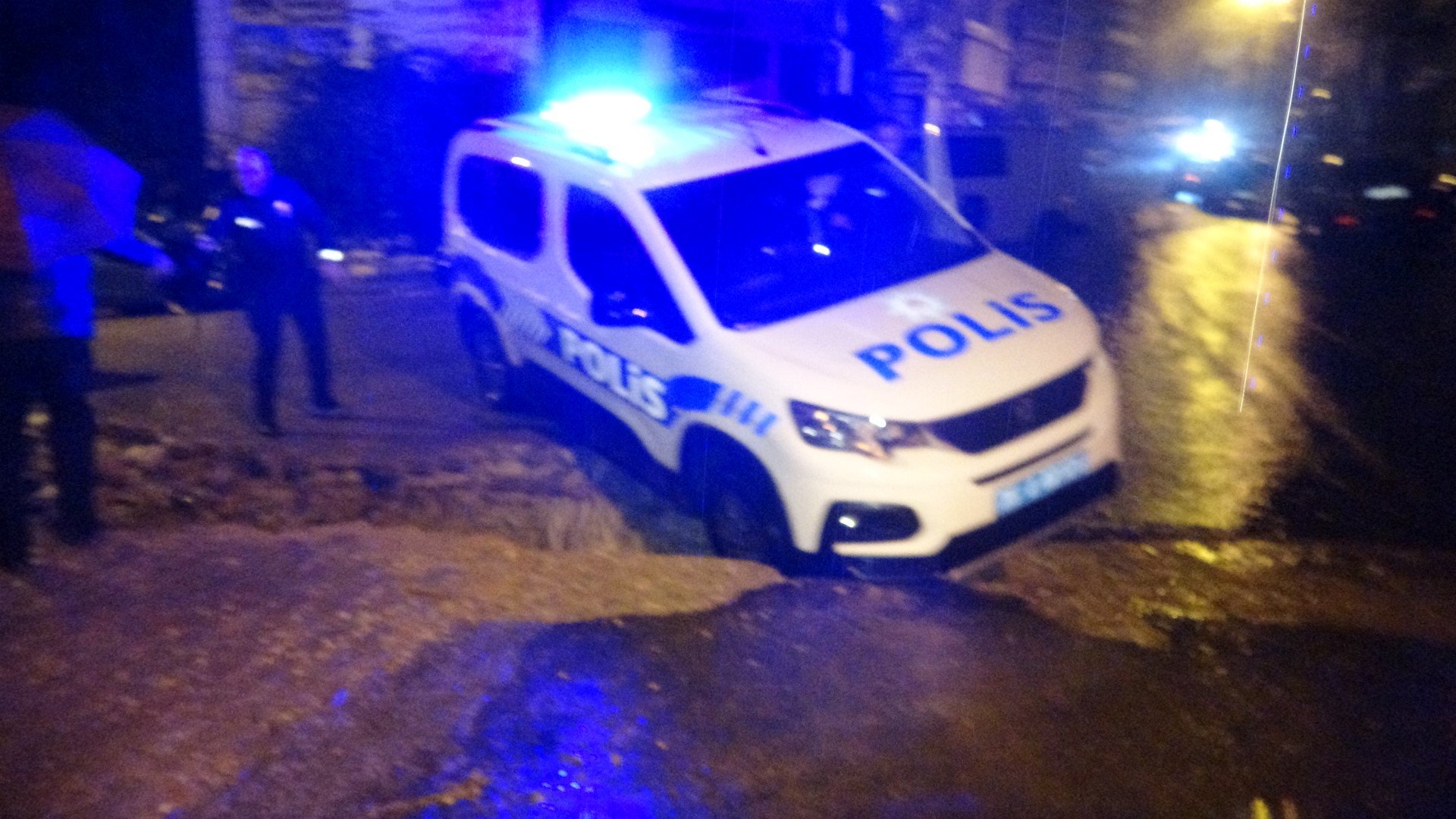 İzmir’i sağanak vurdu! Polis aracı çöken yolun içine düştü 4