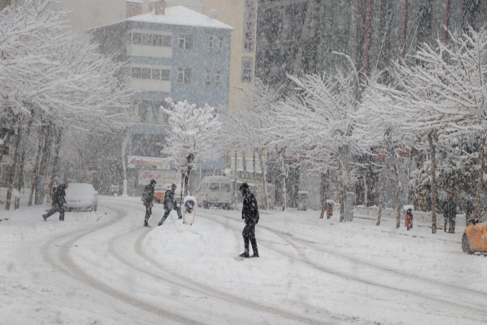 Van'da kar yağışı! 345 yerleşim yerine ulaşım yok 19