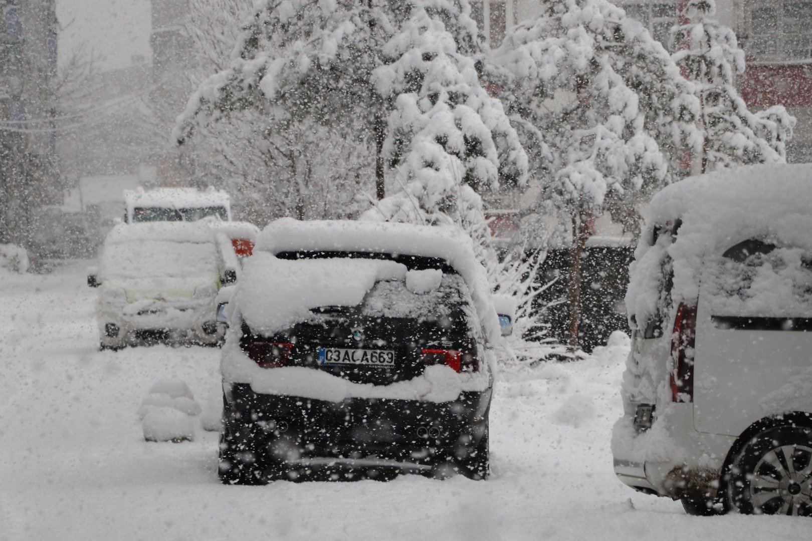 Van'da kar yağışı! 345 yerleşim yerine ulaşım yok 14