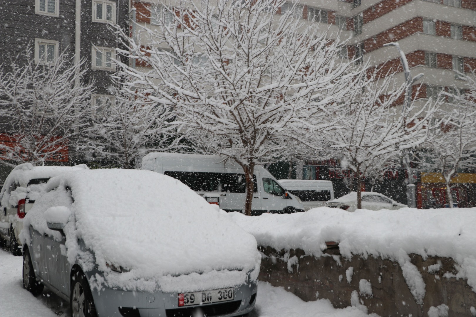 Van'da kar yağışı! 345 yerleşim yerine ulaşım yok 18