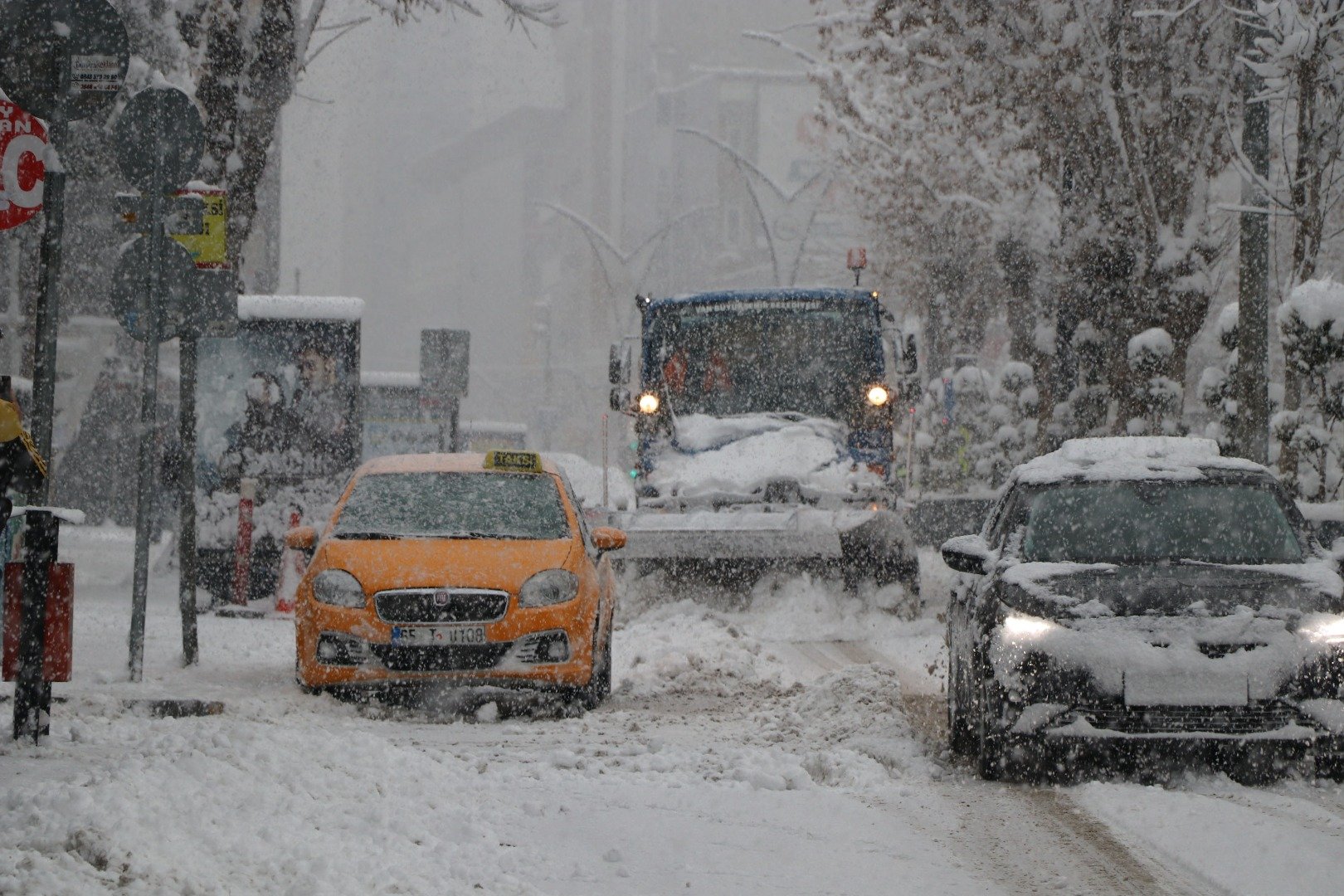 Van'da kar yağışı! 345 yerleşim yerine ulaşım yok 16