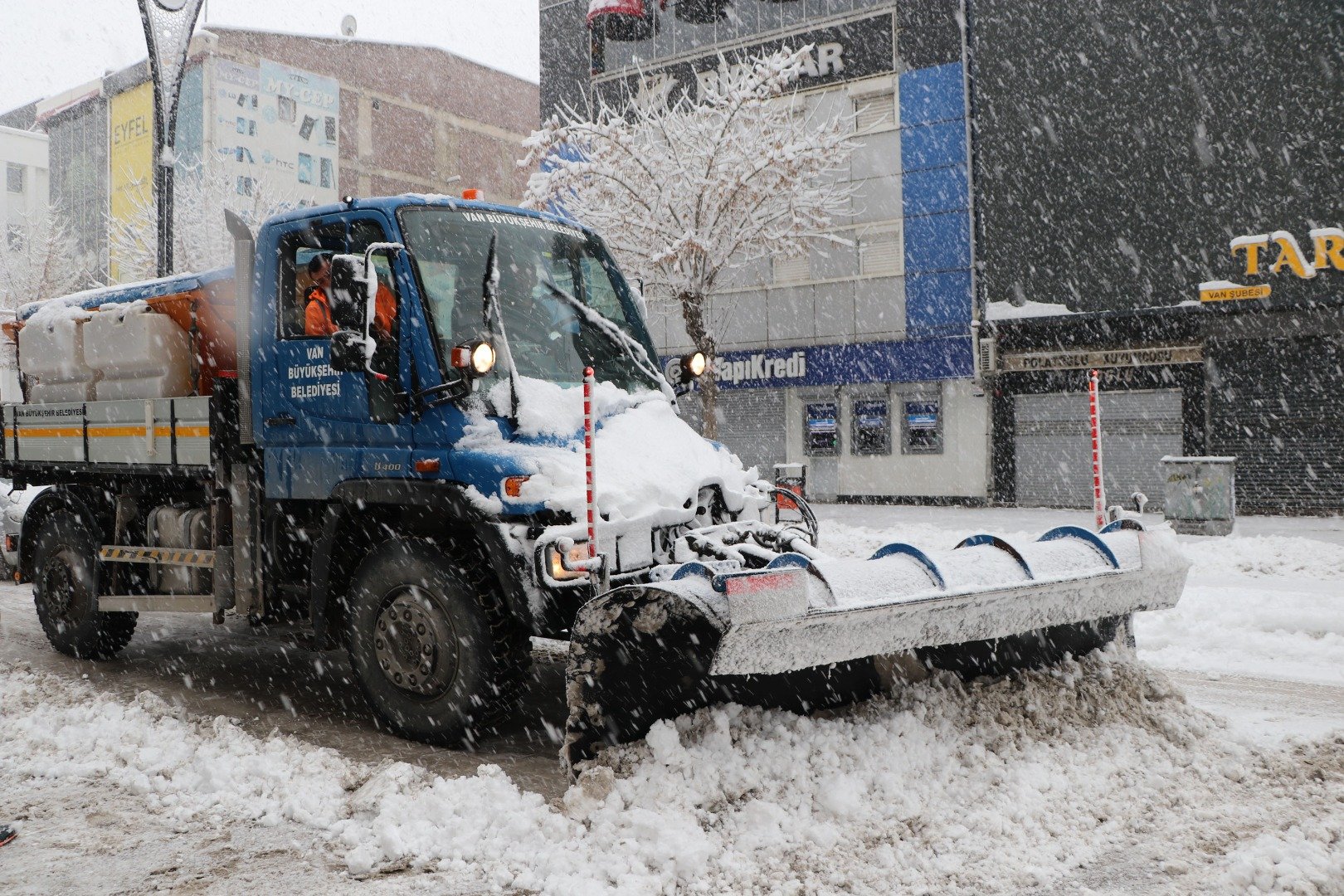 Van'da kar yağışı! 345 yerleşim yerine ulaşım yok 12