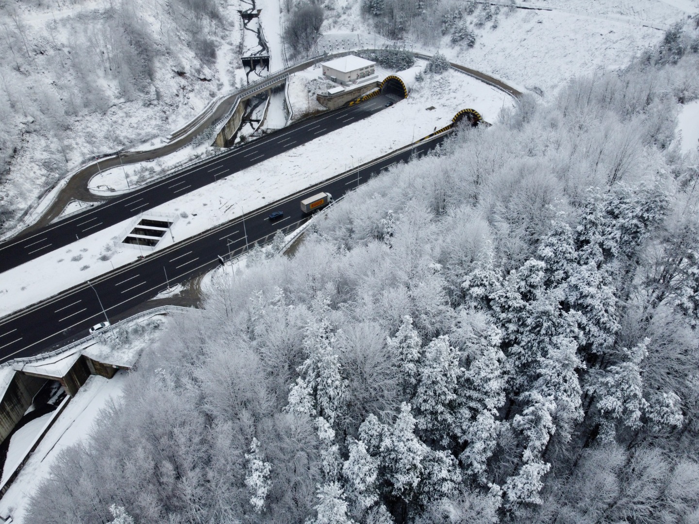 Bolu Dağı'ndaki kar yağışı aralıklarla sürüyor 24