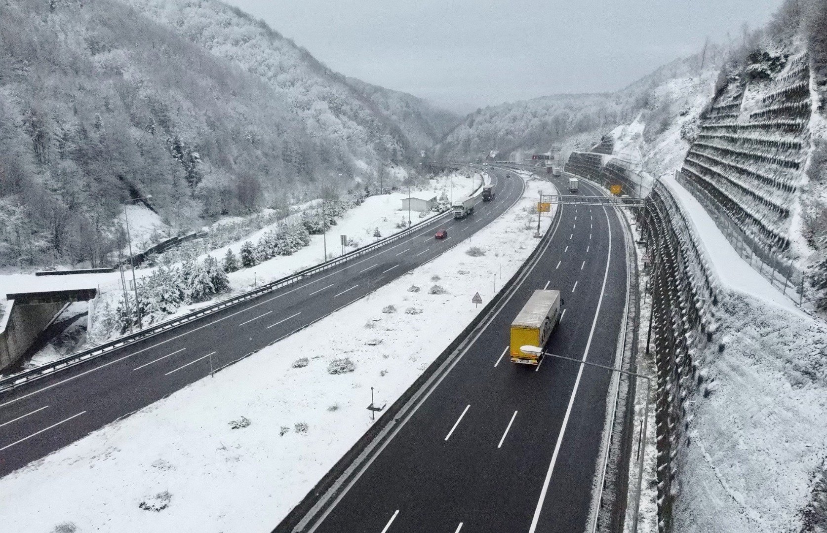 Bolu Dağı'ndaki kar yağışı aralıklarla sürüyor 10