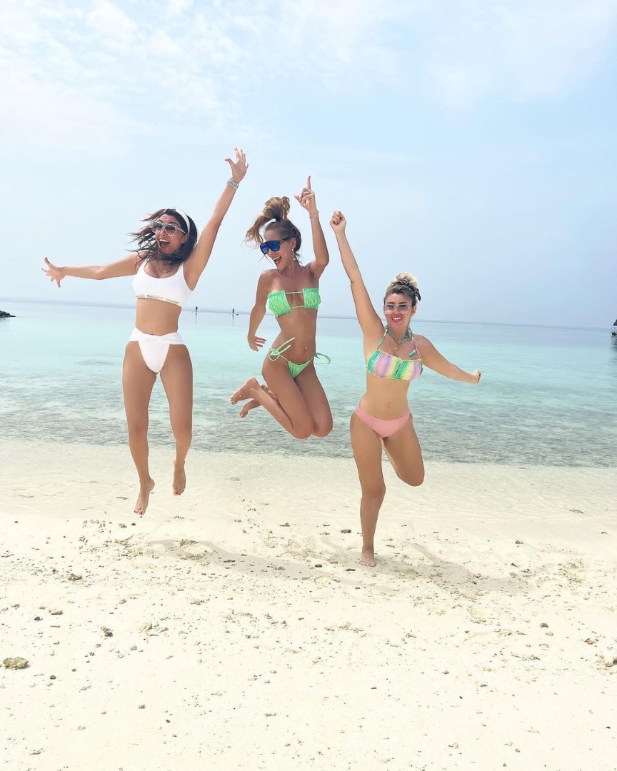 Maldivler'e tatile giden ünlü sunucu bikinili pozlarını paylaştı. Bikinisini bebek bezine benzettiler 6
