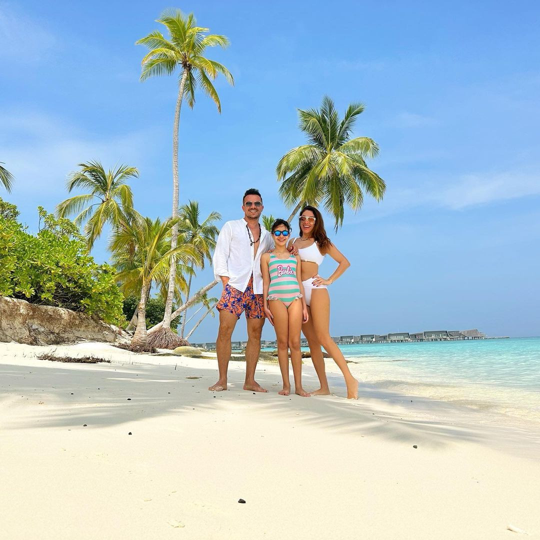 Maldivler'e tatile giden ünlü sunucu bikinili pozlarını paylaştı. Bikinisini bebek bezine benzettiler 2