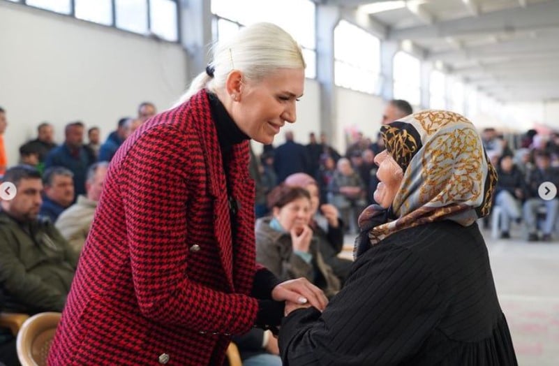 Herkesin dilindeki belediye başkanının bir sürü fotoğrafı ortaya çıktı 136