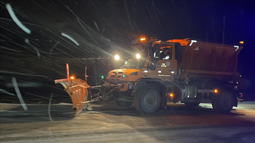 Malatya-Sivas kara yolu kar ve tipi nedeniyle tek yönlü ulaşıma kapatıldı 14