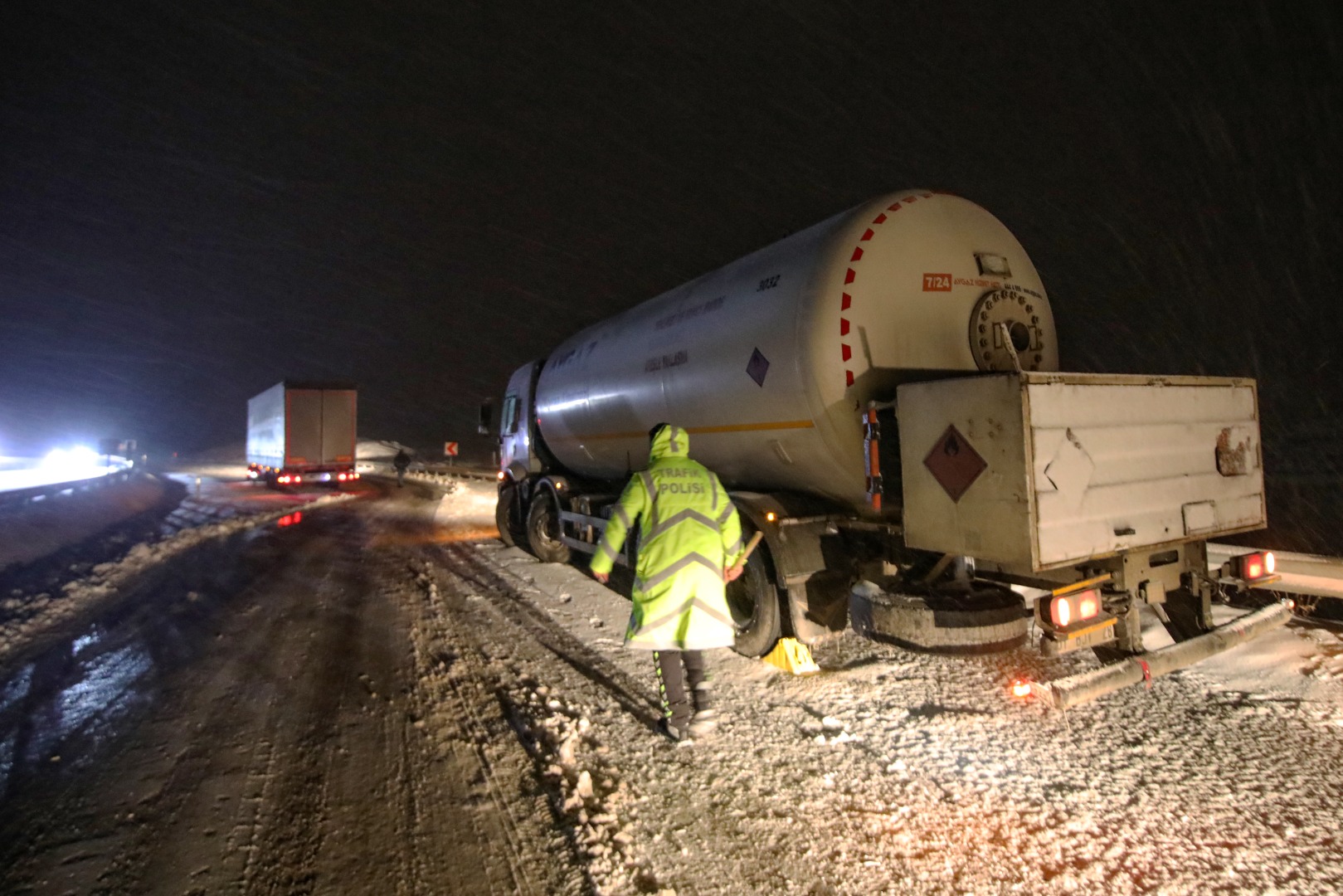 Malatya-Sivas kara yolu kar ve tipi nedeniyle tek yönlü ulaşıma kapatıldı 12