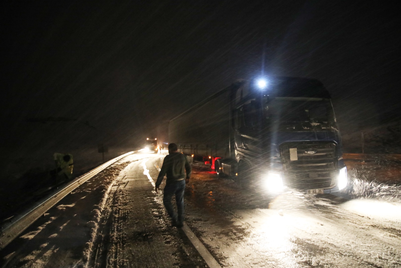 Malatya-Sivas kara yolu kar ve tipi nedeniyle tek yönlü ulaşıma kapatıldı 10