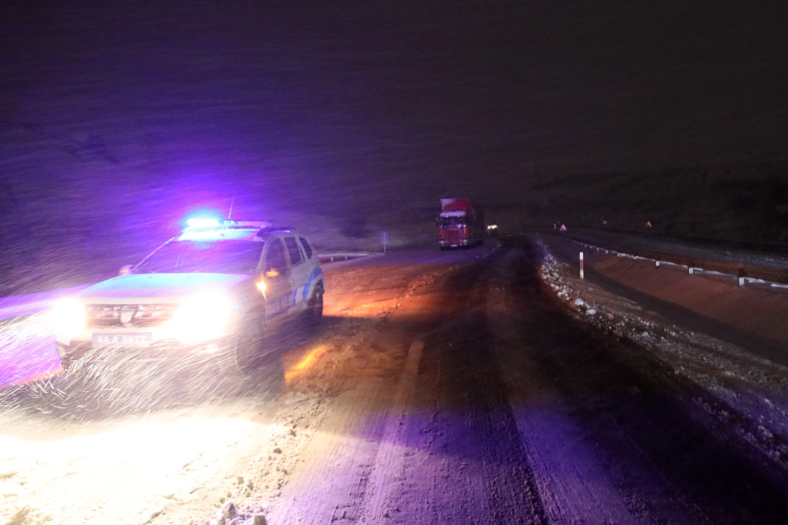 Malatya-Sivas kara yolu kar ve tipi nedeniyle tek yönlü ulaşıma kapatıldı 11