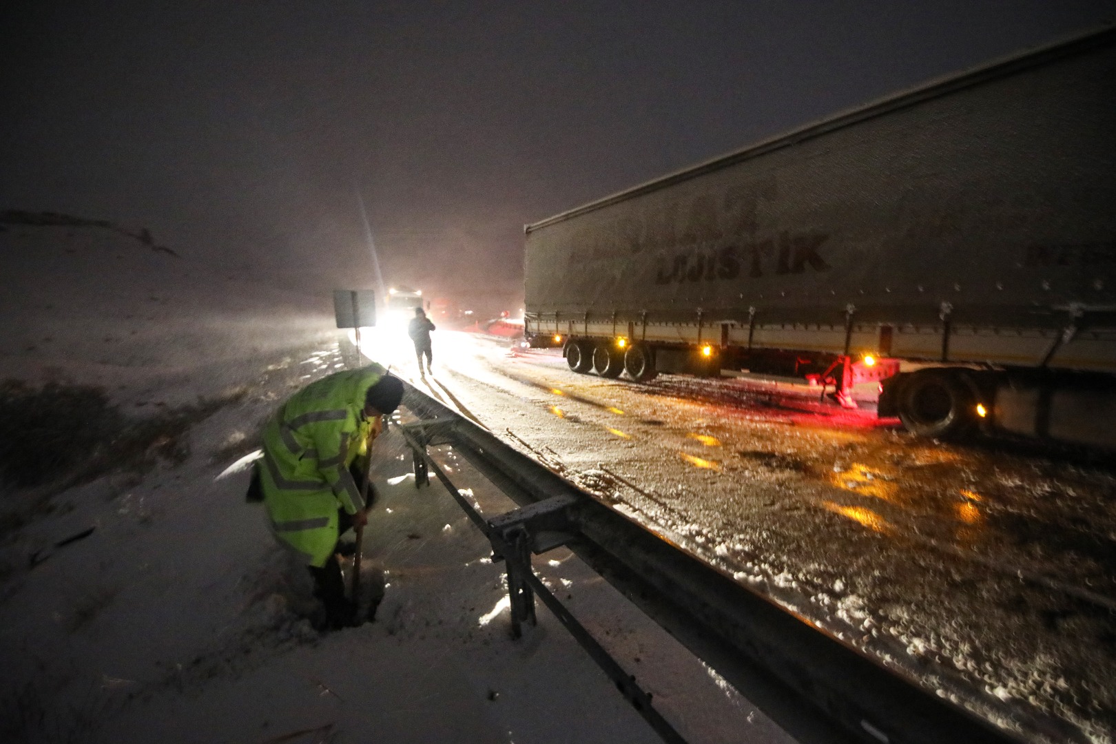 Malatya-Sivas kara yolu kar ve tipi nedeniyle tek yönlü ulaşıma kapatıldı 9