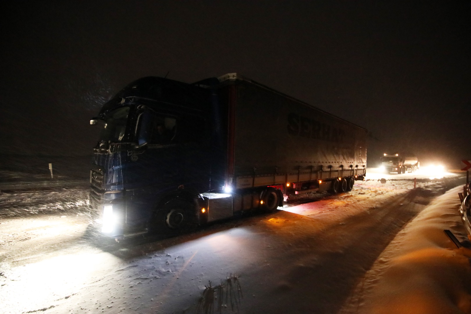 Malatya-Sivas kara yolu kar ve tipi nedeniyle tek yönlü ulaşıma kapatıldı 8