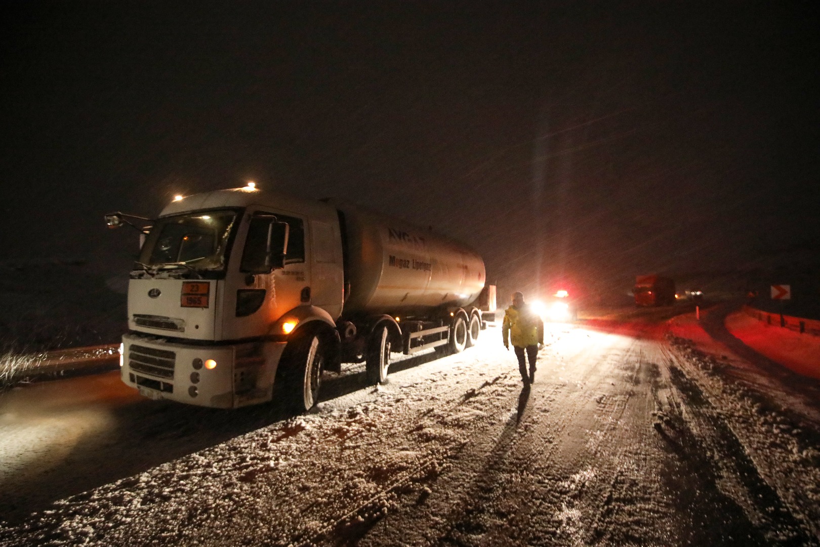 Malatya-Sivas kara yolu kar ve tipi nedeniyle tek yönlü ulaşıma kapatıldı 2