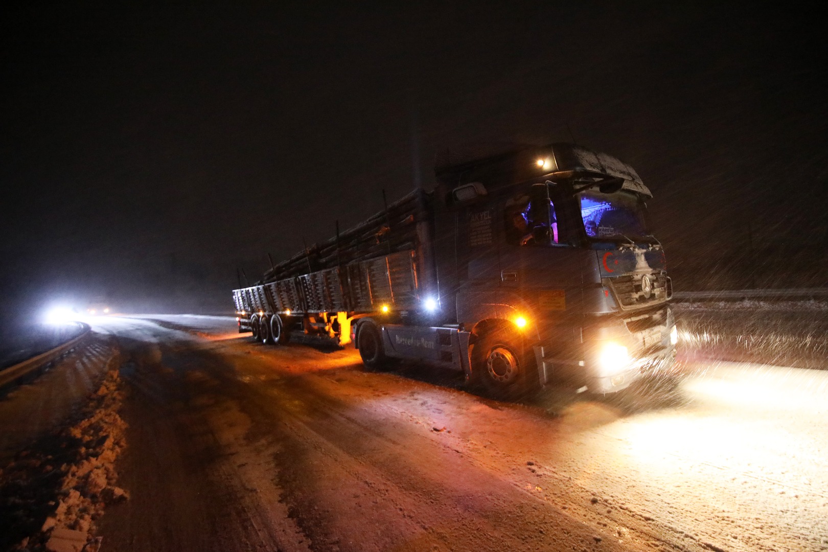 Malatya-Sivas kara yolu kar ve tipi nedeniyle tek yönlü ulaşıma kapatıldı 5