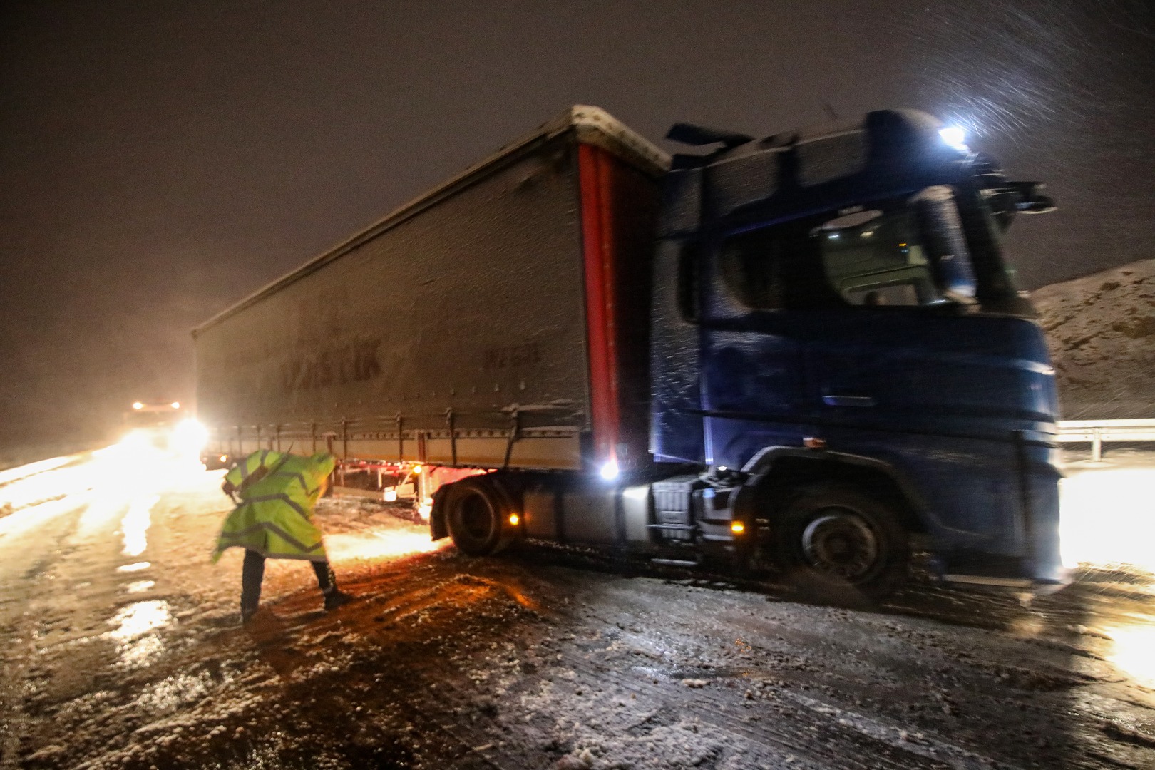 Malatya-Sivas kara yolu kar ve tipi nedeniyle tek yönlü ulaşıma kapatıldı 7