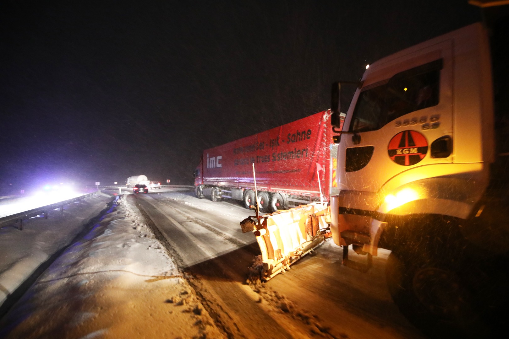 Malatya-Sivas kara yolu kar ve tipi nedeniyle tek yönlü ulaşıma kapatıldı 3