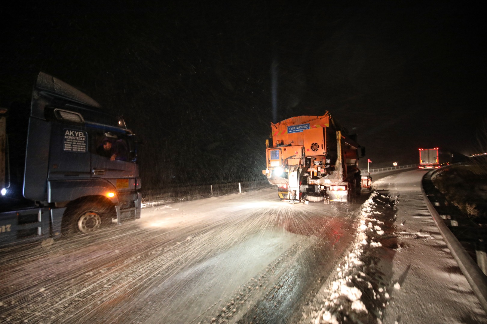 Malatya-Sivas kara yolu kar ve tipi nedeniyle tek yönlü ulaşıma kapatıldı 4
