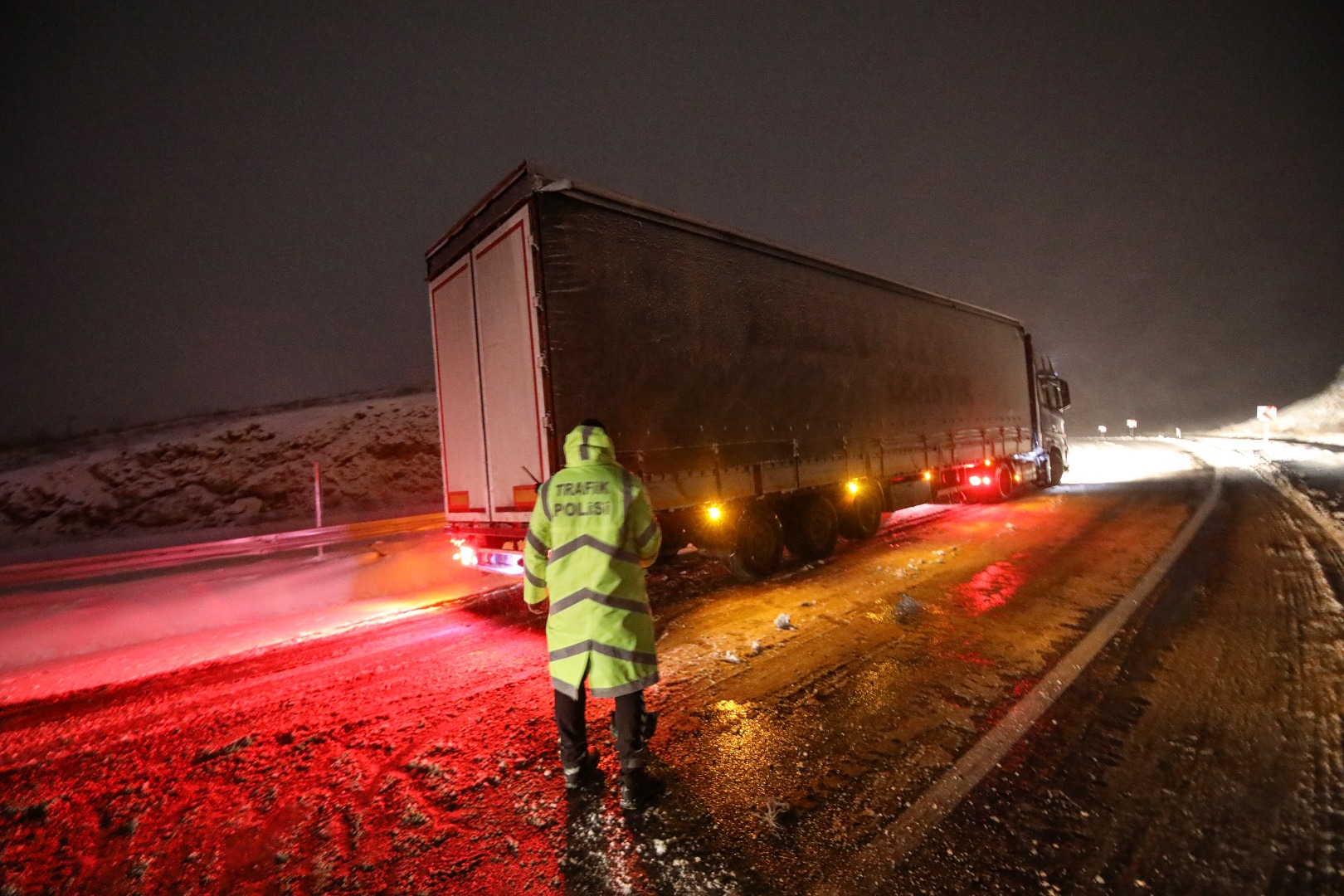 Malatya-Sivas kara yolu kar ve tipi nedeniyle tek yönlü ulaşıma kapatıldı 6
