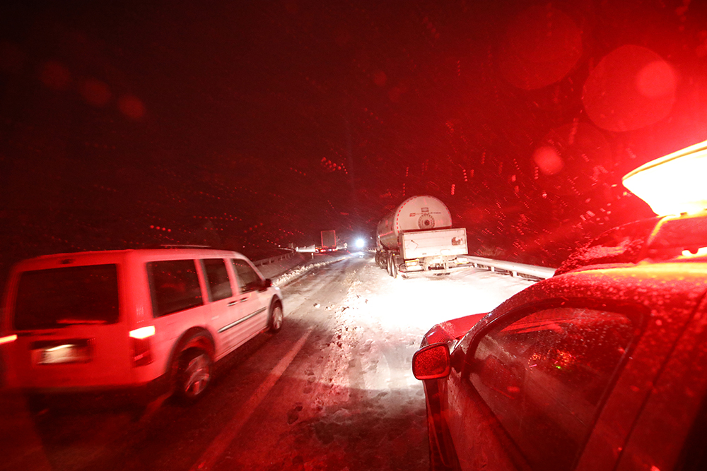 Malatya-Sivas kara yolu kar ve tipi nedeniyle tek yönlü ulaşıma kapatıldı 1