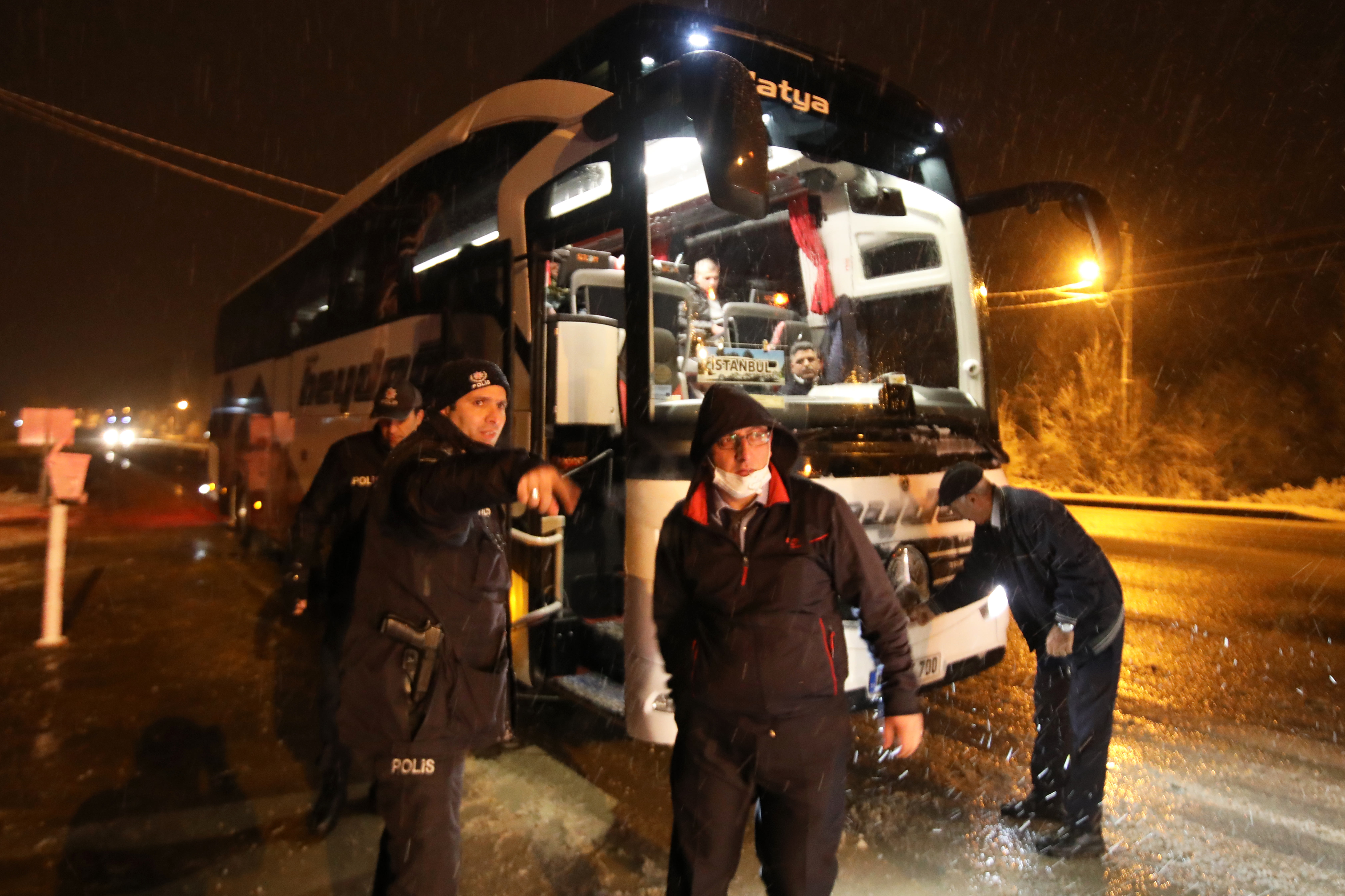 Malatya-Sivas kara yolu kar ve tipi nedeniyle tek yönlü ulaşıma kapatıldı 13