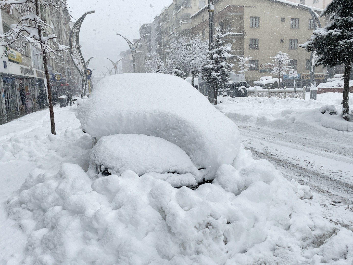 Fotoğraflar Türkiye'nin doğusundan. Kar bir metreyi geçti 14