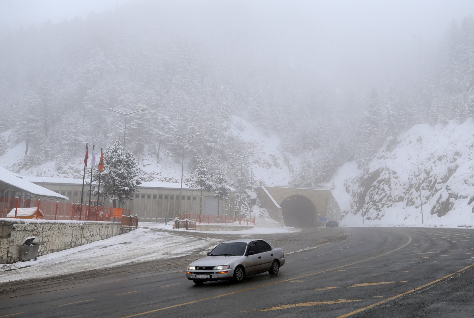Zigana Dağı'nda kar ve sis etkili oluyor 11