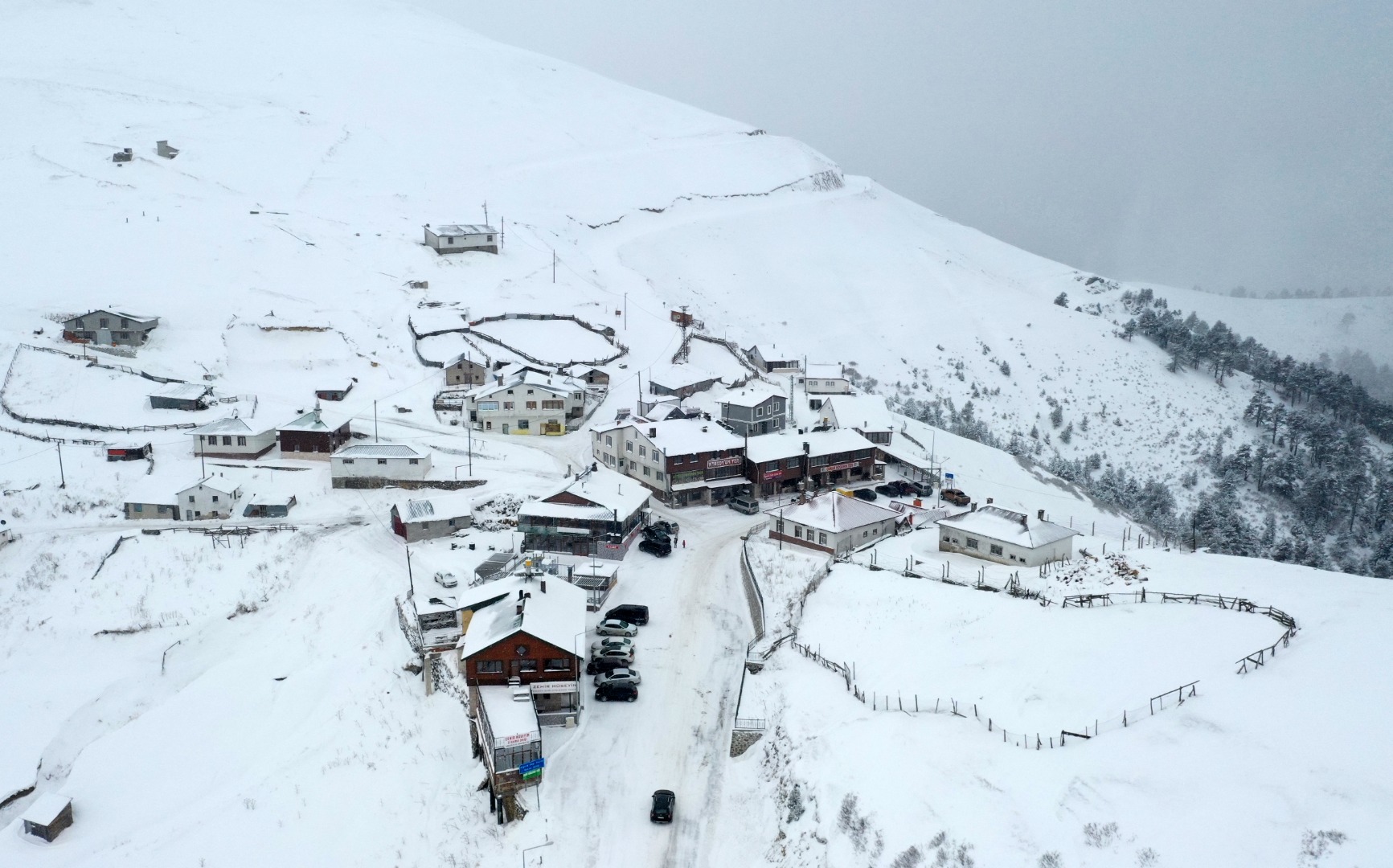 Zigana Dağı'nda kar ve sis etkili oluyor 7