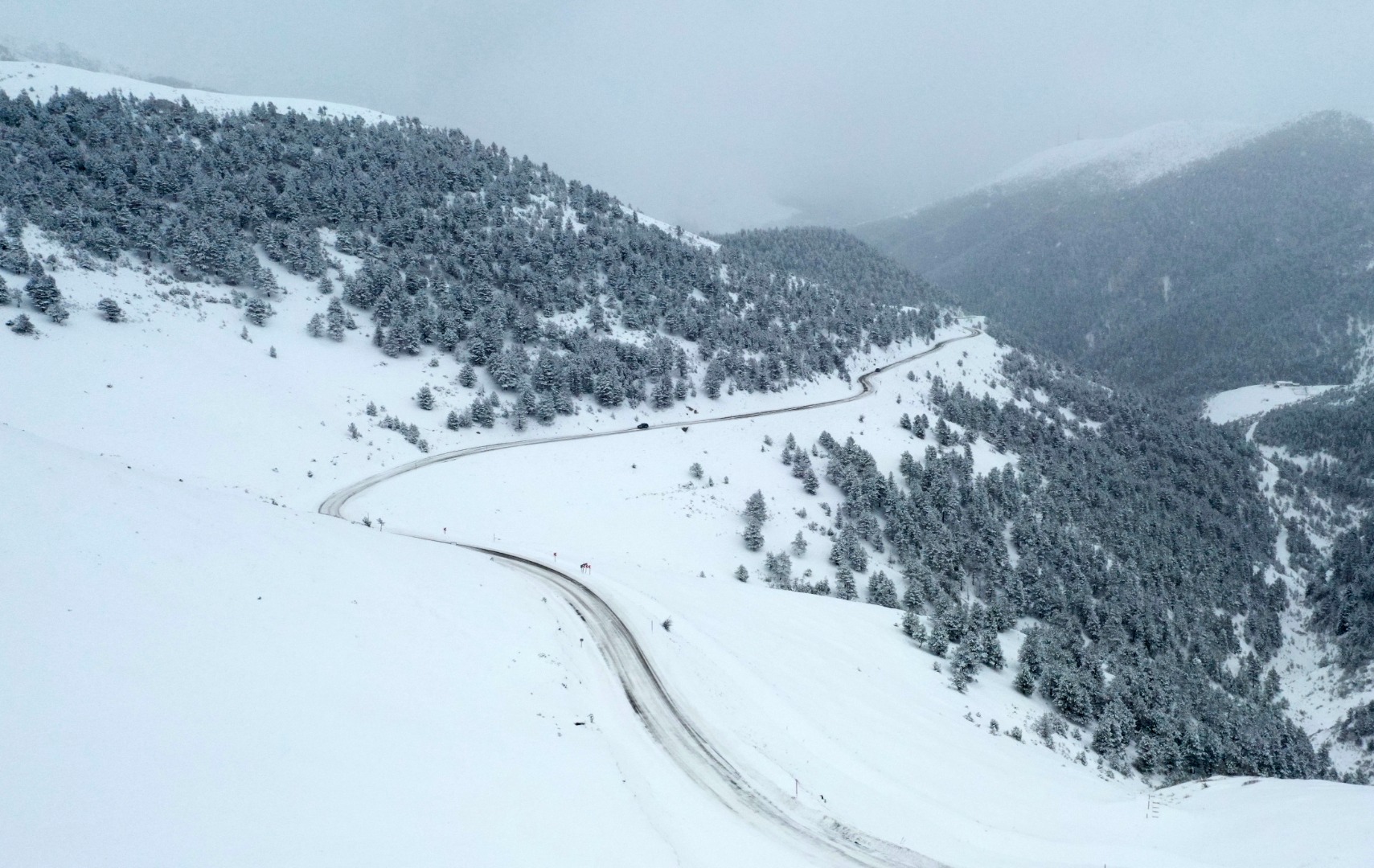 Zigana Dağı'nda kar ve sis etkili oluyor 5