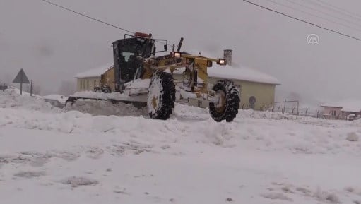 106 köy yolu ulaşıma kapandı 6