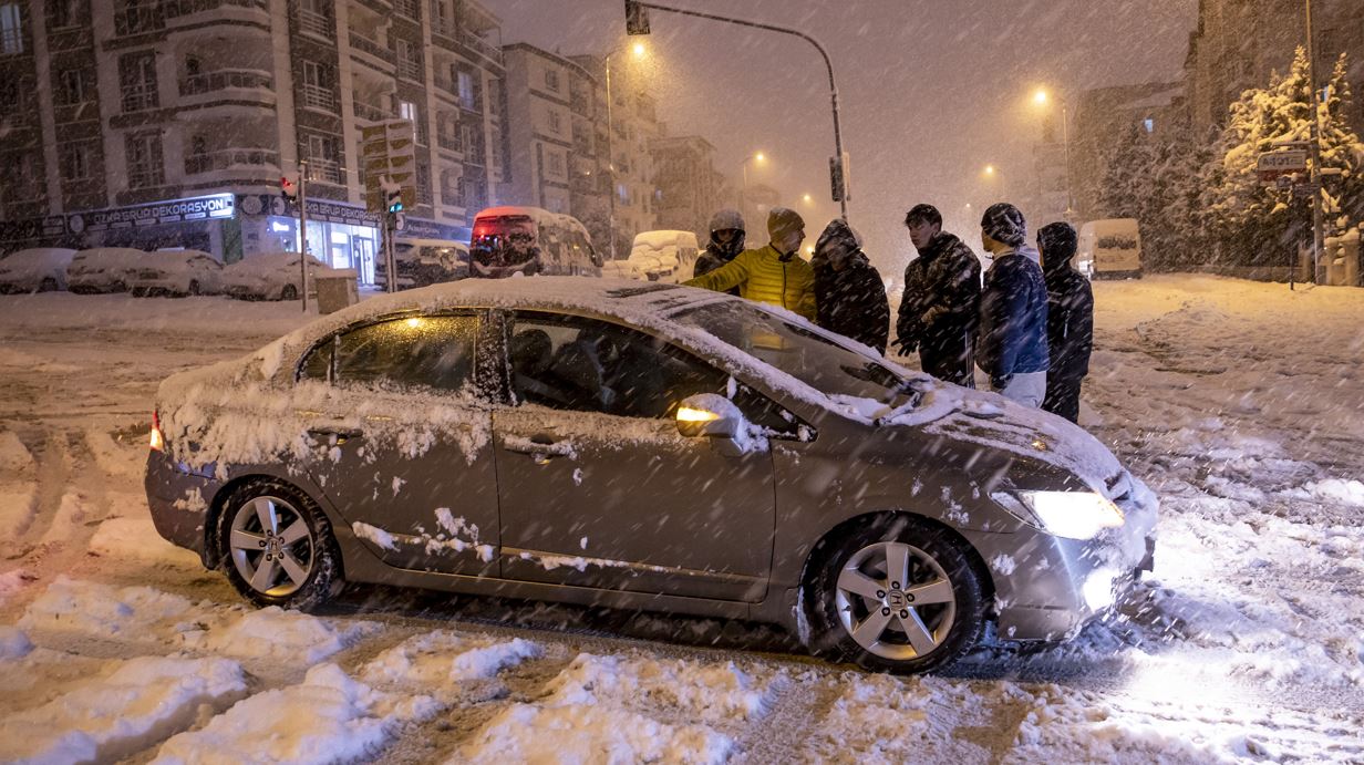 Kar ve tipi Ankara'yı beyaza bürüdü  24