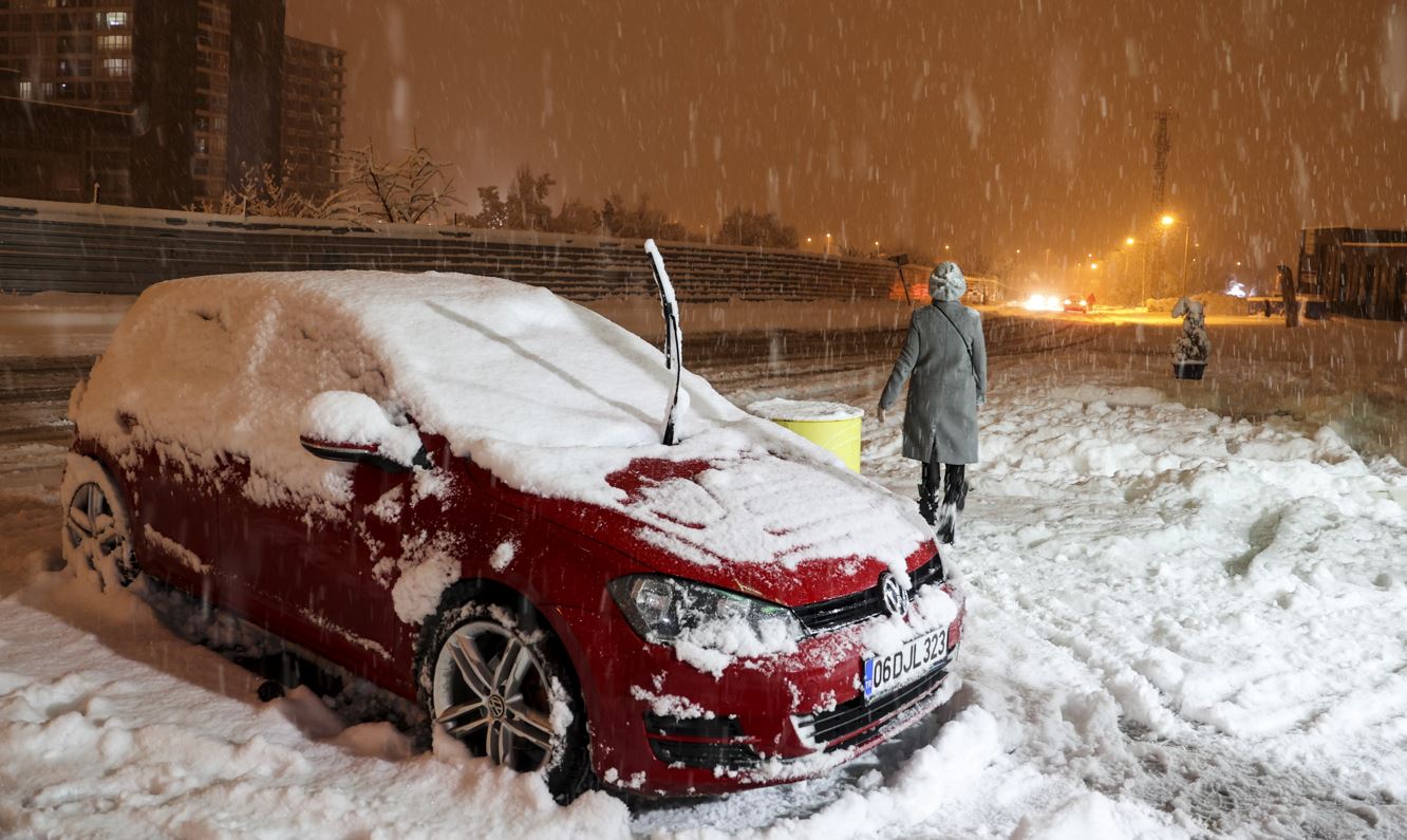 Kar ve tipi Ankara'yı beyaza bürüdü  11