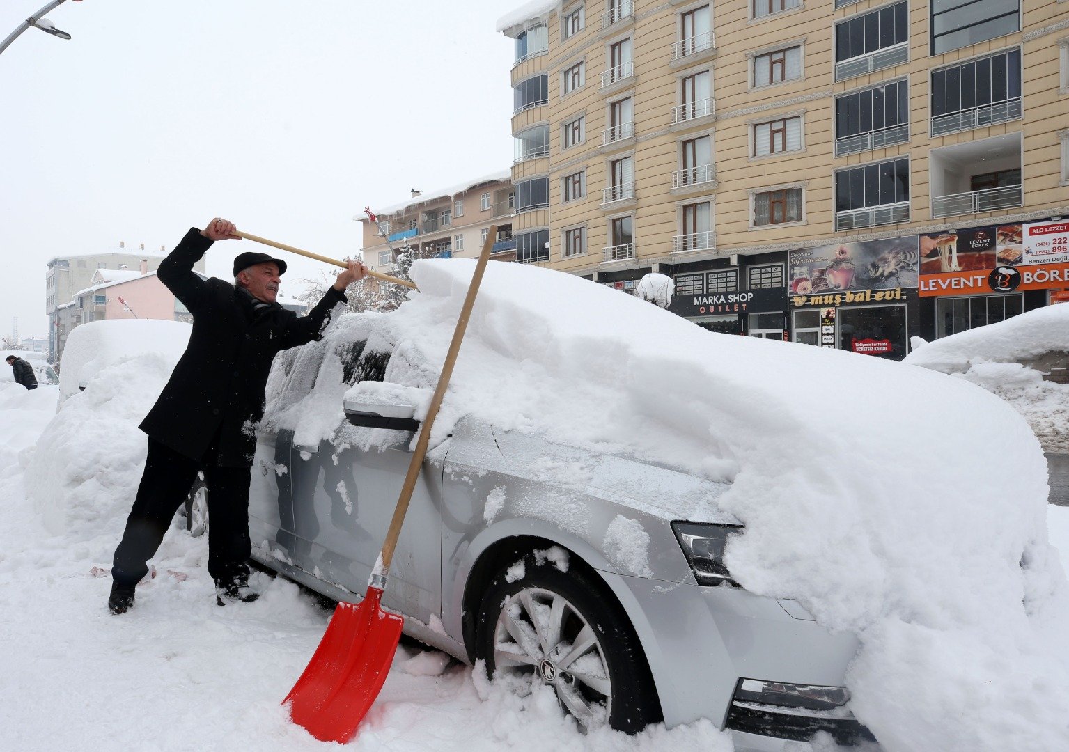 Tek katlı evler ve araçlar karla kaplandı 9