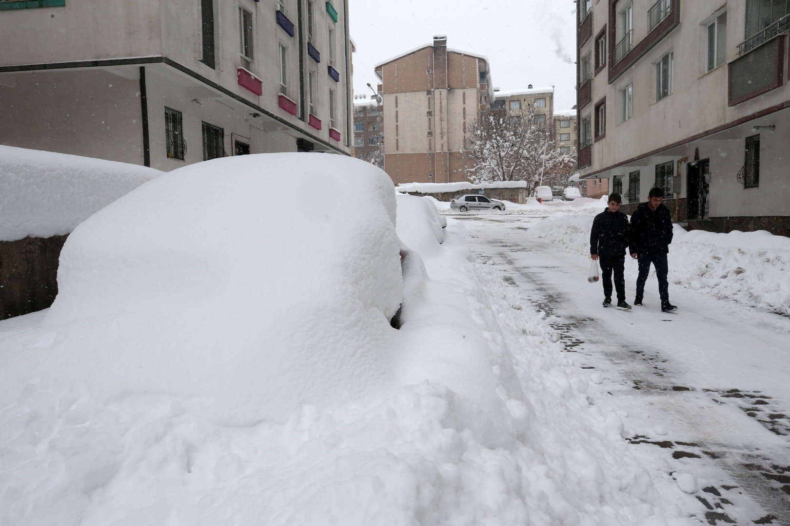 Tek katlı evler ve araçlar karla kaplandı 3